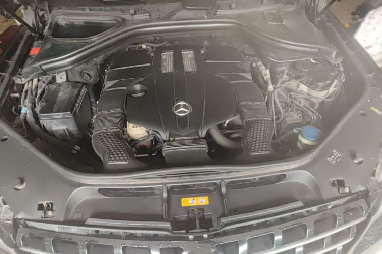 Used Mercedes-Benz M-Class 2014 ML 400 4MATIC Luxury Model Engine Bay