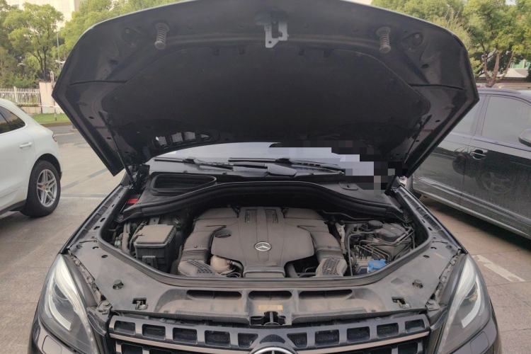 Used Mercedes-Benz M-Class 2014 ML 400 4MATIC Luxury Model Engine Bay