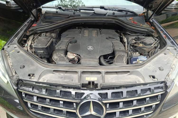 Used Mercedes-Benz M-Class 2014 ML 400 4MATIC Dynamic Model Engine Bay