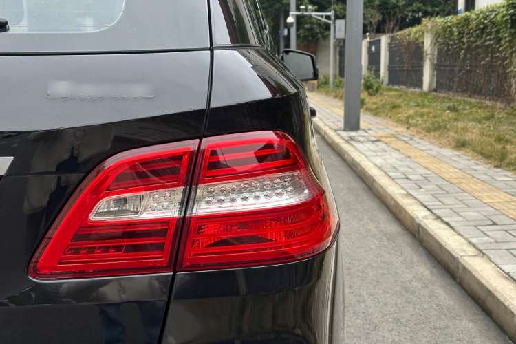 Used Mercedes-Benz M-Class 2014 ML 400 4MATIC Dynamic Model Exterior 2
