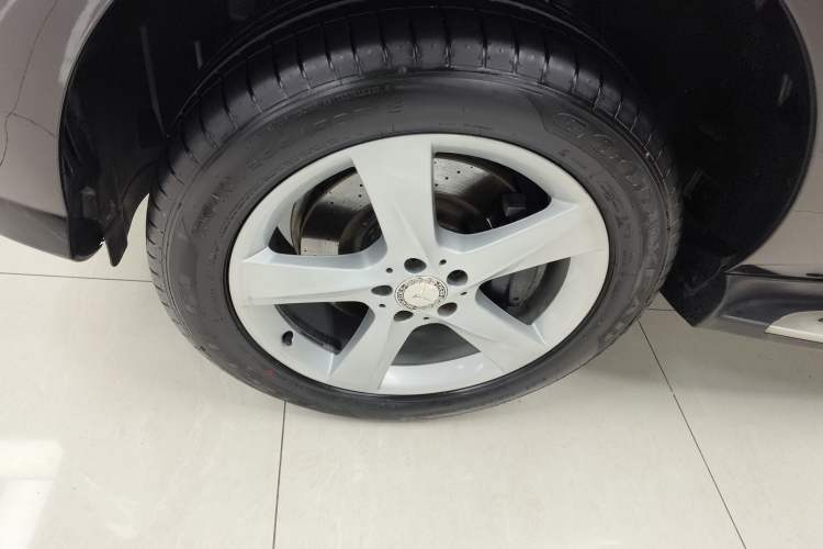 Used Mercedes-Benz M-Class 2014 ML 400 4MATIC Dynamic Model Exterior 3