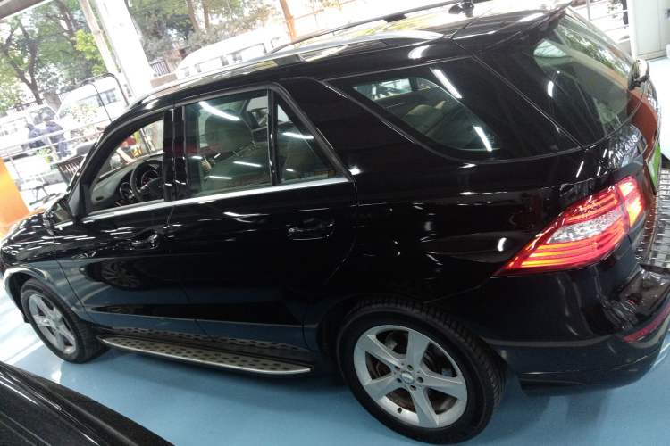 Used Mercedes-Benz M-Class 2014 ML 400 4MATIC Dynamic Model Exterior 3