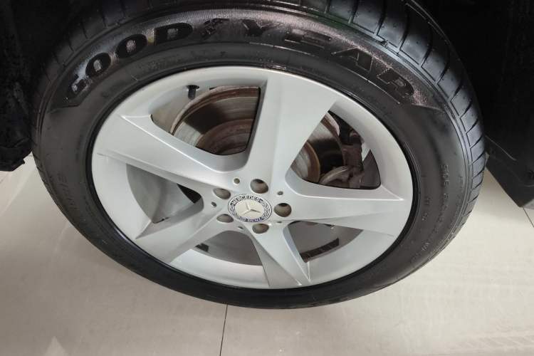Used Mercedes-Benz M-Class 2014 ML 400 4MATIC Dynamic Model Exterior 4