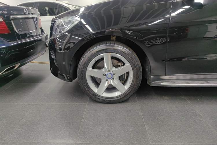 Used Mercedes-Benz M-Class 2014 ML 400 4MATIC Luxury Model Exterior 4