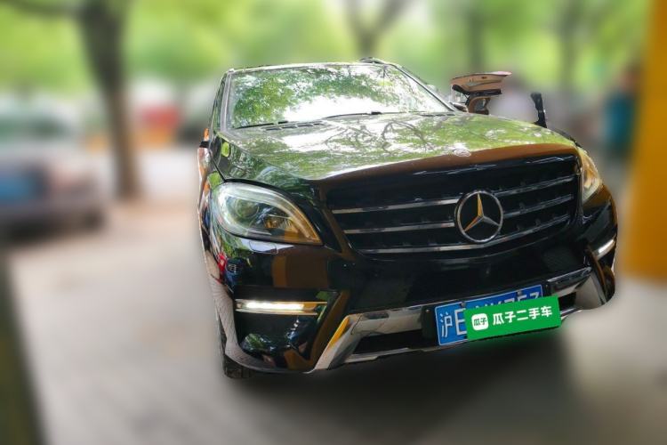 Used Mercedes-Benz M-Class 2014 ML 400 4MATIC Luxury Model Front Right 45 Deg