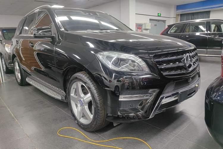 Used Mercedes-Benz M-Class 2014 ML 400 4MATIC Luxury Model Front Right 45 Deg