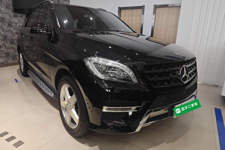 Used Mercedes-Benz M-Class 2014 ML 400 4MATIC Luxury Model Front Right 45 Deg