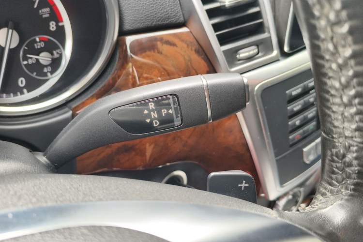Used Mercedes-Benz M-Class 2014 ML 400 4MATIC Dynamic Model Gear Lever