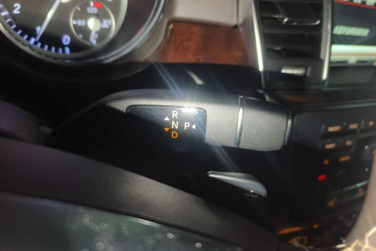 Used Mercedes-Benz M-Class 2014 ML 400 4MATIC Dynamic Model Gear Lever