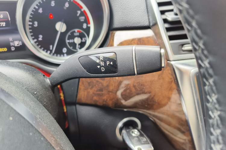 Used Mercedes-Benz M-Class 2014 ML 400 4MATIC Dynamic Model Gear Lever