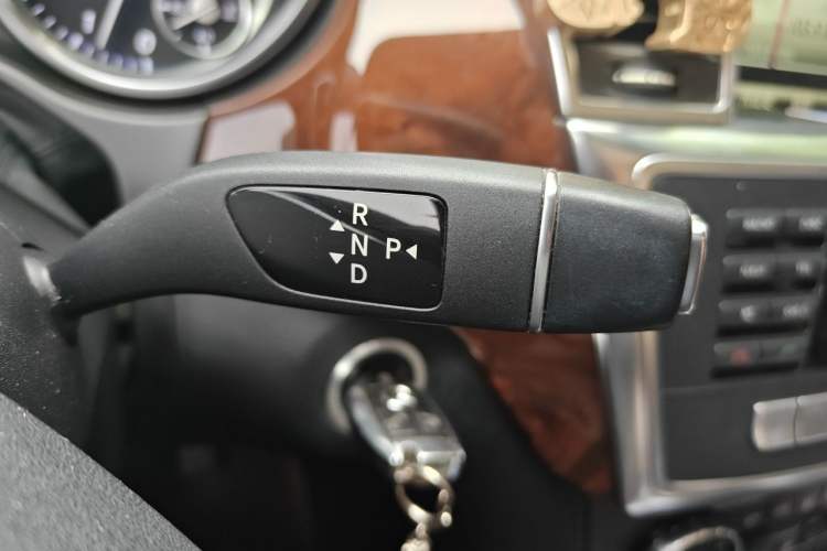 Used Mercedes-Benz M-Class 2014 ML 400 4MATIC Dynamic Model Gear Lever