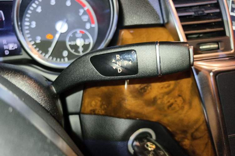 Used Mercedes-Benz M-Class 2014 ML 400 4MATIC Dynamic Model Gear Lever
