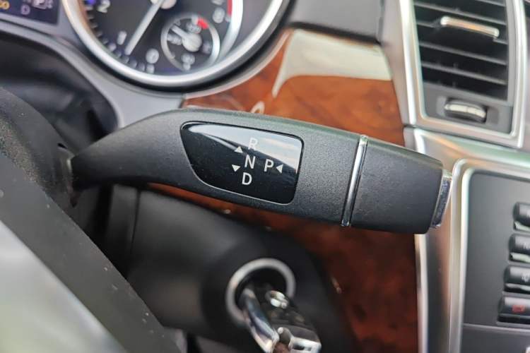 Used Mercedes-Benz M-Class 2014 ML 400 4MATIC Dynamic Model Gear Lever