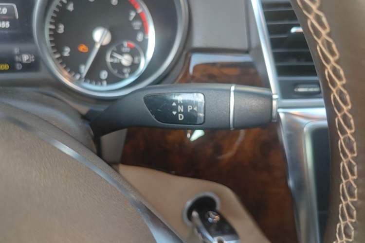 Used Mercedes-Benz M-Class 2014 ML 400 4MATIC Dynamic Model Gear Lever