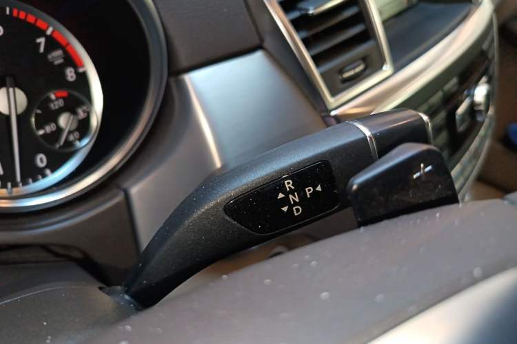 Used Mercedes-Benz M-Class 2014 ML 320 4MATIC Gear Lever