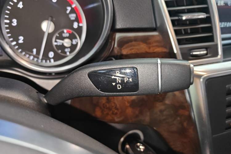 Used Mercedes-Benz M-Class 2014 ML 400 4MATIC Dynamic Model Gear Lever
