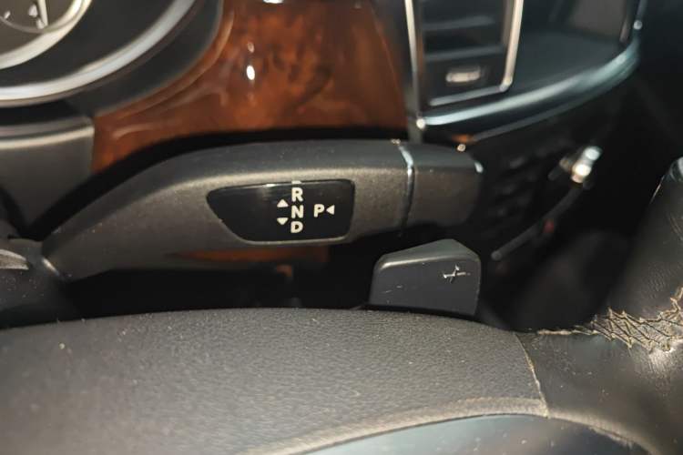 Used Mercedes-Benz M-Class 2014 ML 400 4MATIC Luxury Model Gear Lever