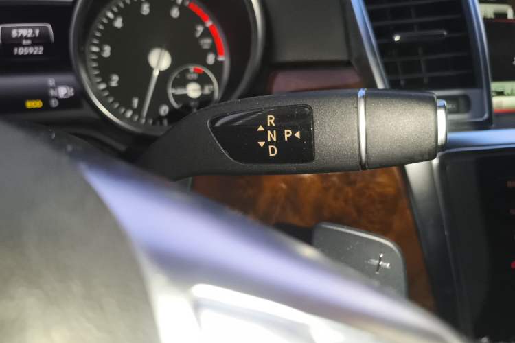 Used Mercedes-Benz M-Class 2014 ML 400 4MATIC Luxury Model Gear Lever