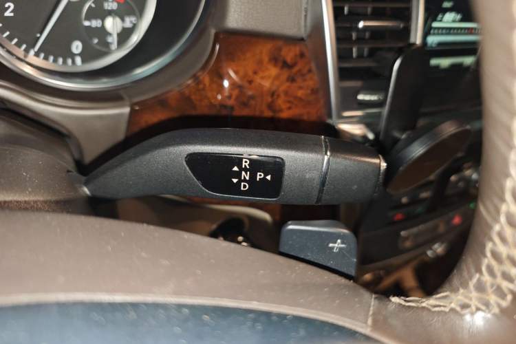 Used Mercedes-Benz M-Class 2014 ML 400 4MATIC Dynamic Model Gear Lever