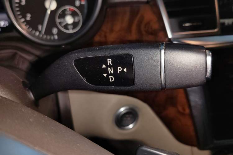 Used Mercedes-Benz M-Class 2014 ML 400 4MATIC Dynamic Model Gear Lever