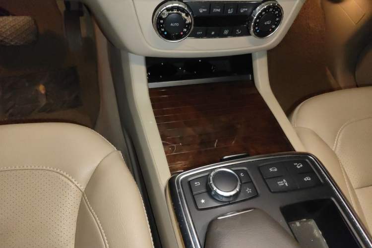 Used Mercedes-Benz M-Class 2014 ML 400 4MATIC Dynamic Model Gear Lever