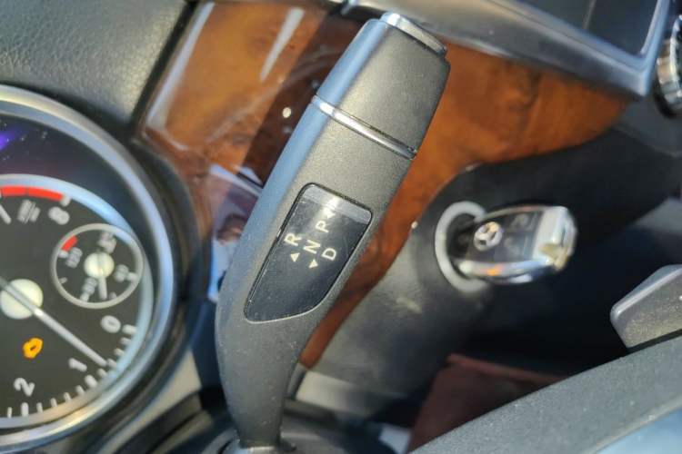 Used Mercedes-Benz M-Class 2014 ML 400 4MATIC Dynamic Model Gear Lever