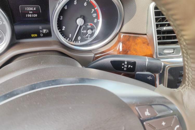 Used Mercedes-Benz M-Class 2014 ML 400 4MATIC Dynamic Model Gear Lever