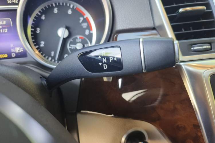 Used Mercedes-Benz M-Class 2014 ML 400 4MATIC Dynamic Model Gear Lever