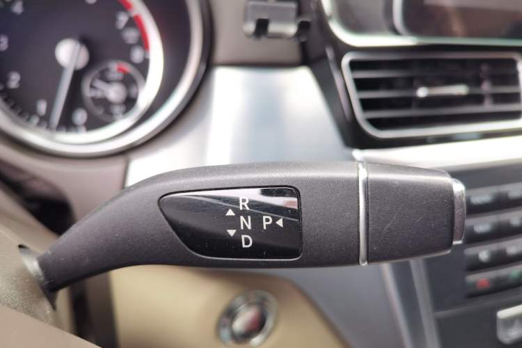 Used Mercedes-Benz M-Class 2014 ML 320 4MATIC Gear Lever