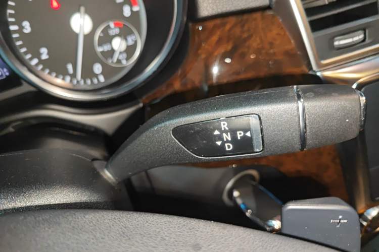 Used Mercedes-Benz M-Class 2014 ML 400 4MATIC Luxury Model Gear Lever