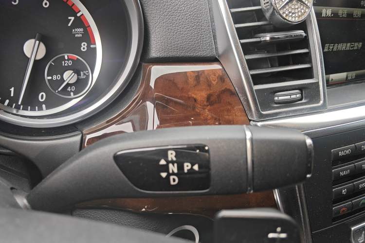Used Mercedes-Benz M-Class 2014 ML 400 4MATIC Luxury Model Gear Lever
