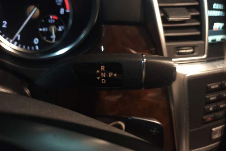 Used Mercedes-Benz M-Class 2014 ML 400 4MATIC Dynamic Model Gear Lever