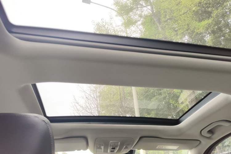 Used Mercedes-Benz M-Class 2014 ML 400 4MATIC Dynamic Model Headliner
