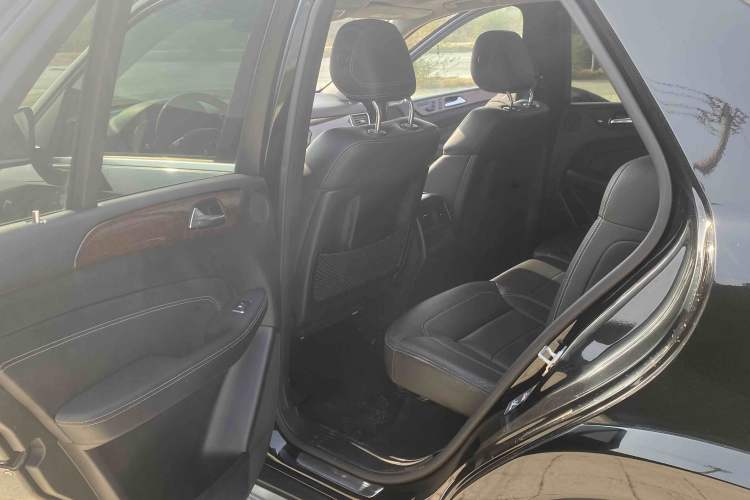 Used Mercedes-Benz M-Class 2014 ML 400 4MATIC Luxury Model Interior 1