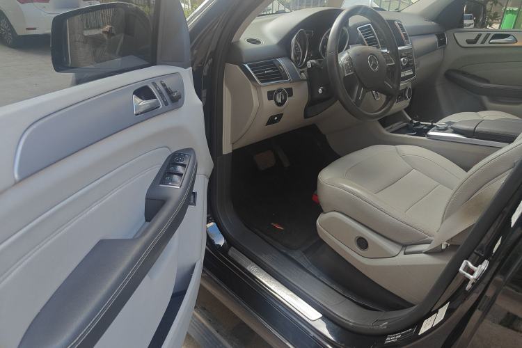Used Mercedes-Benz M-Class 2014 ML 320 4MATIC Interior 1