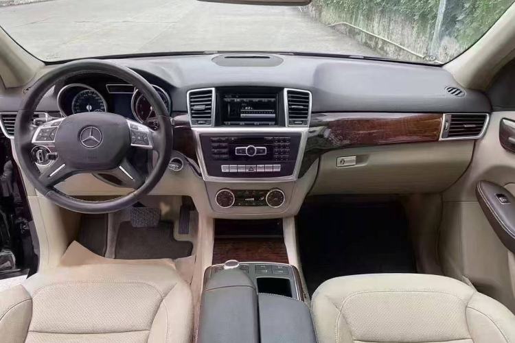 Used Mercedes-Benz M-Class 2014 ML 400 4MATIC Dynamic Model Interior 1