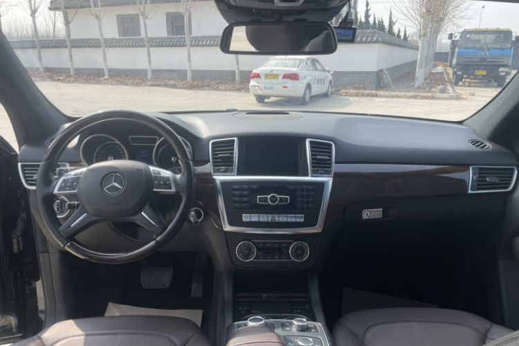 Used Mercedes-Benz M-Class 2014 ML 400 4MATIC Luxury Model Interior 1