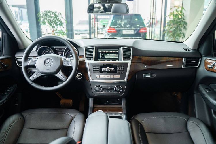 Used Mercedes-Benz M-Class 2014 ML 400 4MATIC Dynamic Model Interior 1