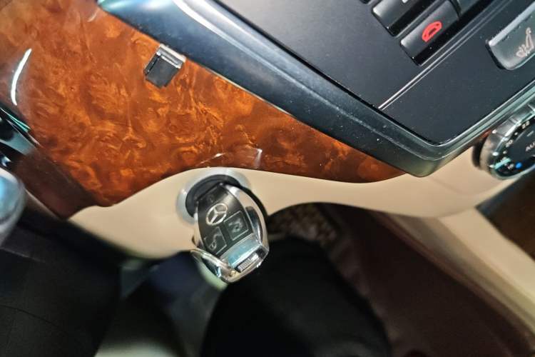 Used Mercedes-Benz M-Class 2014 ML 400 4MATIC Dynamic Model Interior 1