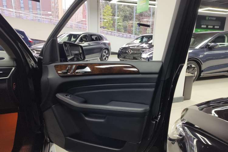Used Mercedes-Benz M-Class 2014 ML 400 4MATIC Dynamic Model Interior 2