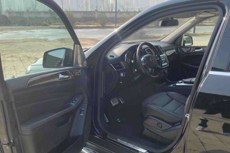 Used Mercedes-Benz M-Class 2014 ML 400 4MATIC Luxury Model Interior 2