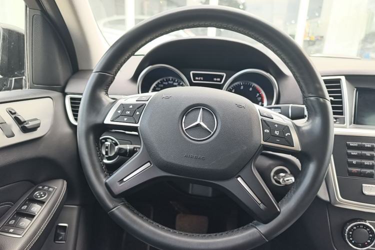 Used Mercedes-Benz M-Class 2014 ML 320 4MATIC Interior 2