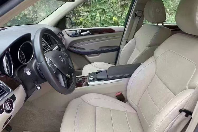 Used Mercedes-Benz M-Class 2014 ML 400 4MATIC Dynamic Model Interior 2