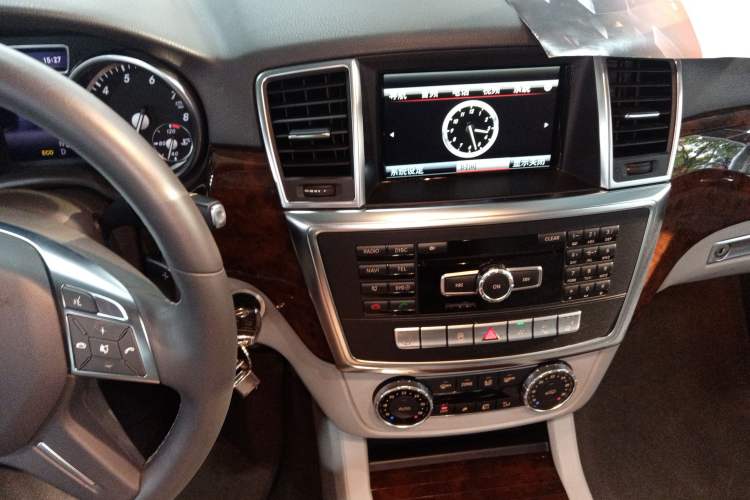 Used Mercedes-Benz M-Class 2014 ML 400 4MATIC Dynamic Model Interior 2