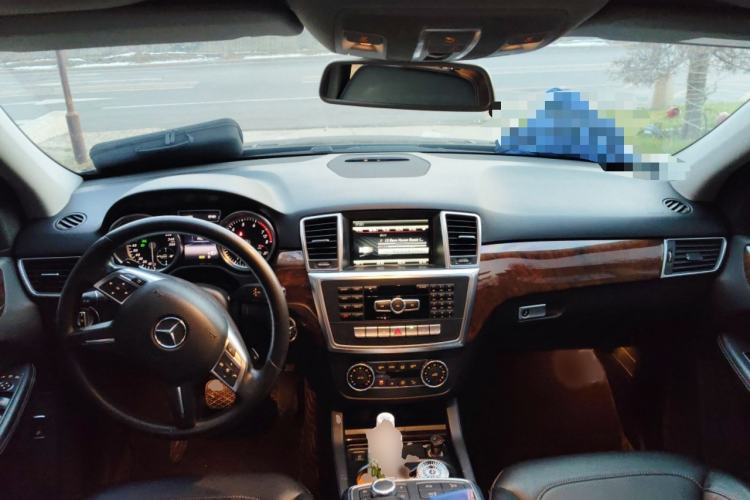 Used Mercedes-Benz M-Class 2014 ML 400 4MATIC Dynamic Model Interior 2
