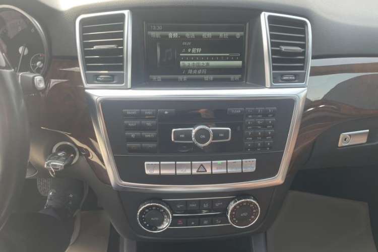 Used Mercedes-Benz M-Class 2014 ML 400 4MATIC Luxury Model Interior 2
