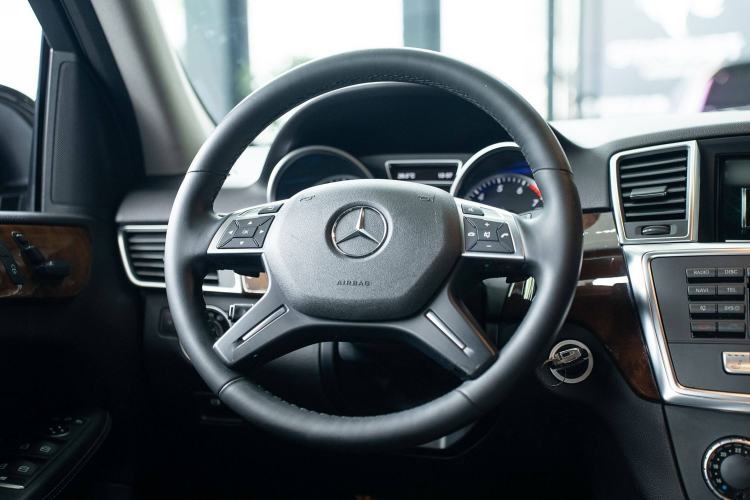 Used Mercedes-Benz M-Class 2014 ML 400 4MATIC Dynamic Model Interior 2