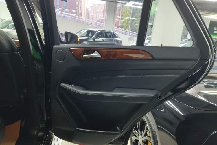 Used Mercedes-Benz M-Class 2014 ML 400 4MATIC Dynamic Model Interior 3