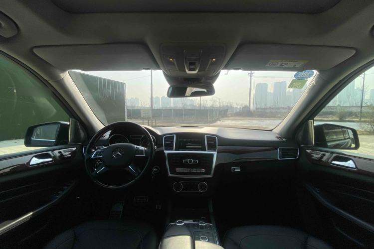 Used Mercedes-Benz M-Class 2014 ML 400 4MATIC Luxury Model Interior 3