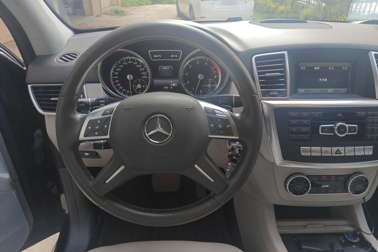 Used Mercedes-Benz M-Class 2014 ML 320 4MATIC Interior 3
